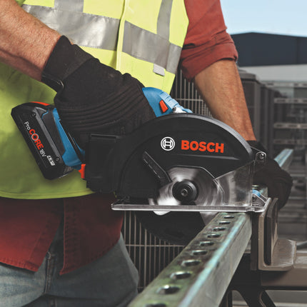 Bosch GKM 18V-50 Sega circolare professionale a batteria per metalli 18 V 136 mm brushless + 1x batteria ricaricabile 4,0 Ah + L-Boxx - senza caricabatterie