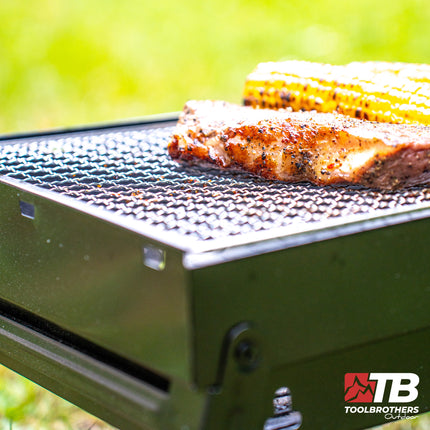 Toolbrothers Outdoor tragbarer Holzkohle Grill für Camping werkzeuglose Montage 43 x 29 x 23 cm Schwarz Chrom beschichtet Smoker BBQ Pit Grill