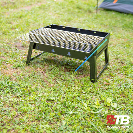 Toolbrothers Outdoor  tragbarer Holzkohle Grill Set für Camping werkzeuglose Montage 43 x 29 x 23 cm schwarz + Grillbesteck, Grillhandschuhe & Grillfächer  8 tlg