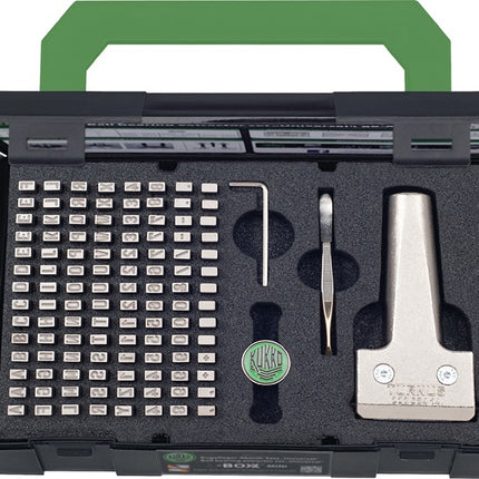 Set di numeri e lettere ad impatto KUKKO 333 120 pezzi con porta-tipo ( 4000871985 )